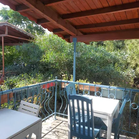 Mimosa House Privatunterkunft